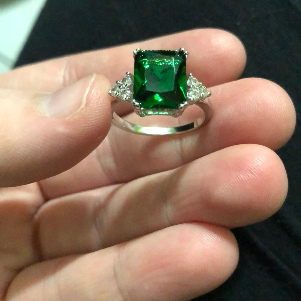 Elegant 925 Silver Princess Cut 2.0ct Emerald Ring - Picture 7 of 8